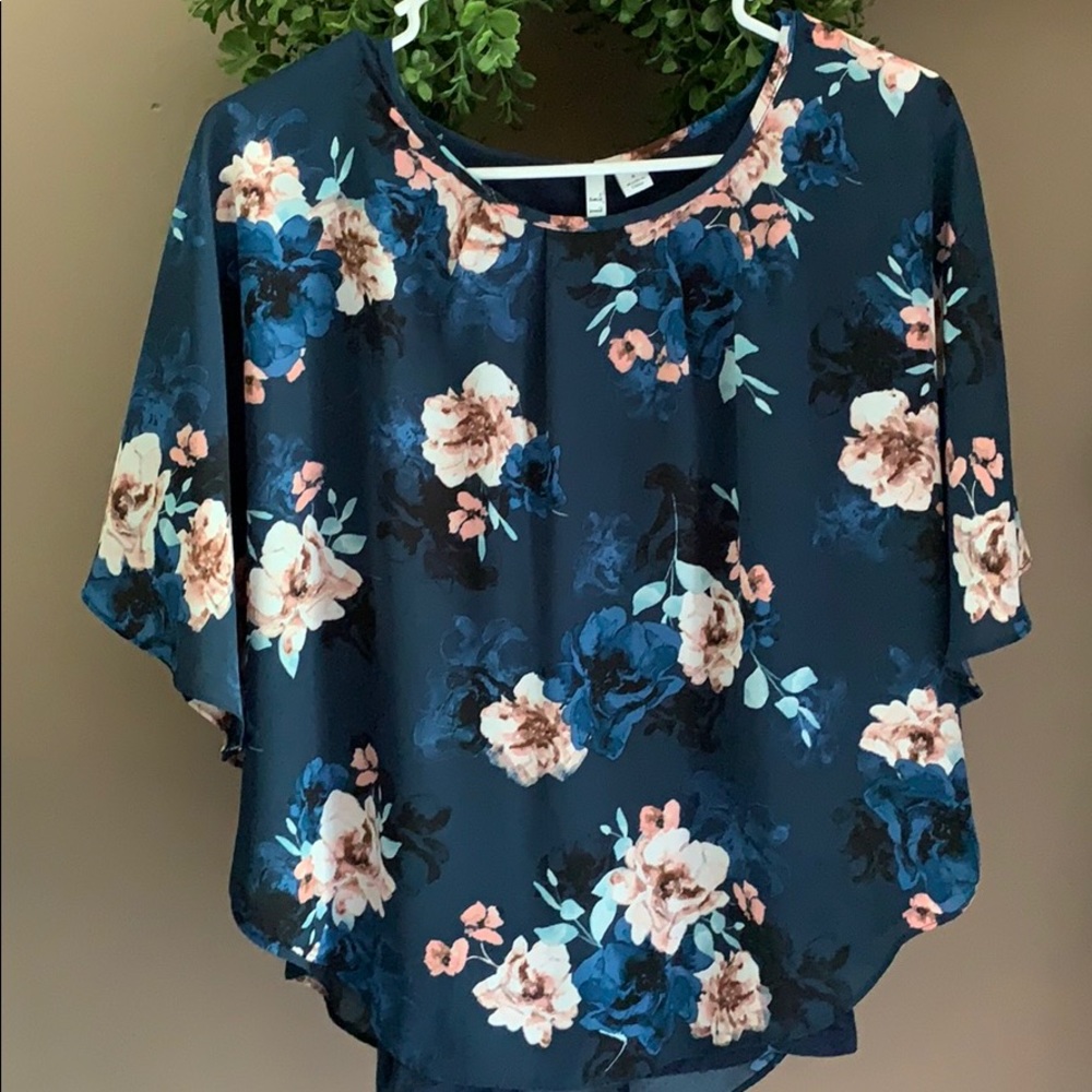 Floral Blouse Elle Sz Small 🌼🌼🌼